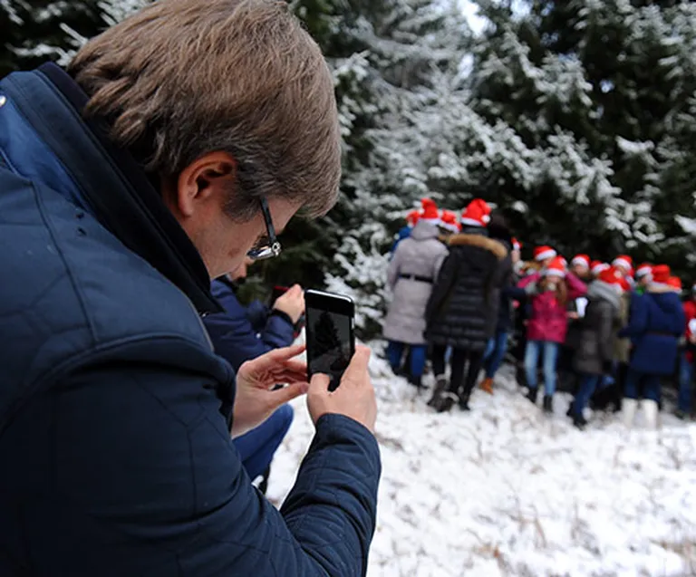 Rīgas domes priekšsēdētājs Nils Ušakovs un Rīgas Centra humanitārās vidusskolas audzēkņi piedalās pasākumā Tīreļu mežniecībā, kurā izraugās vienu no Rīgas Ziemassvētku eglēm