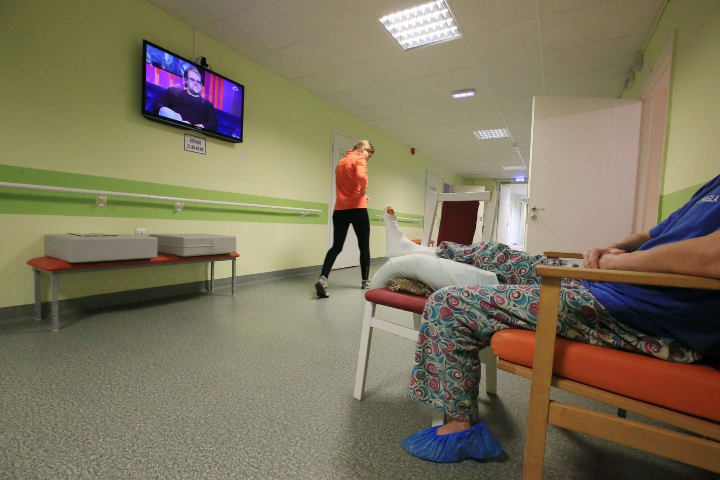 Elva haigla järelraviosakonna koridoris on teler ja pingid, ent sealt kõnnib pidevalt inimesi mööda.