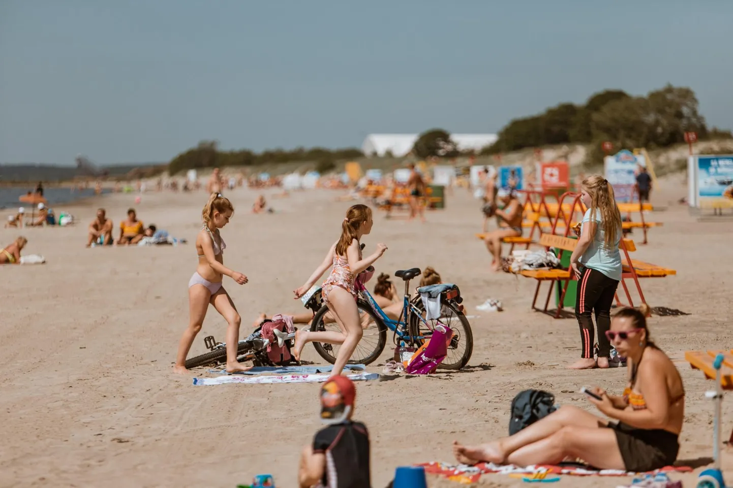 Suviselt soojaks läinud ilm meelitab Pärnus plaažile tuhandeid rannamõnude nautijaid.