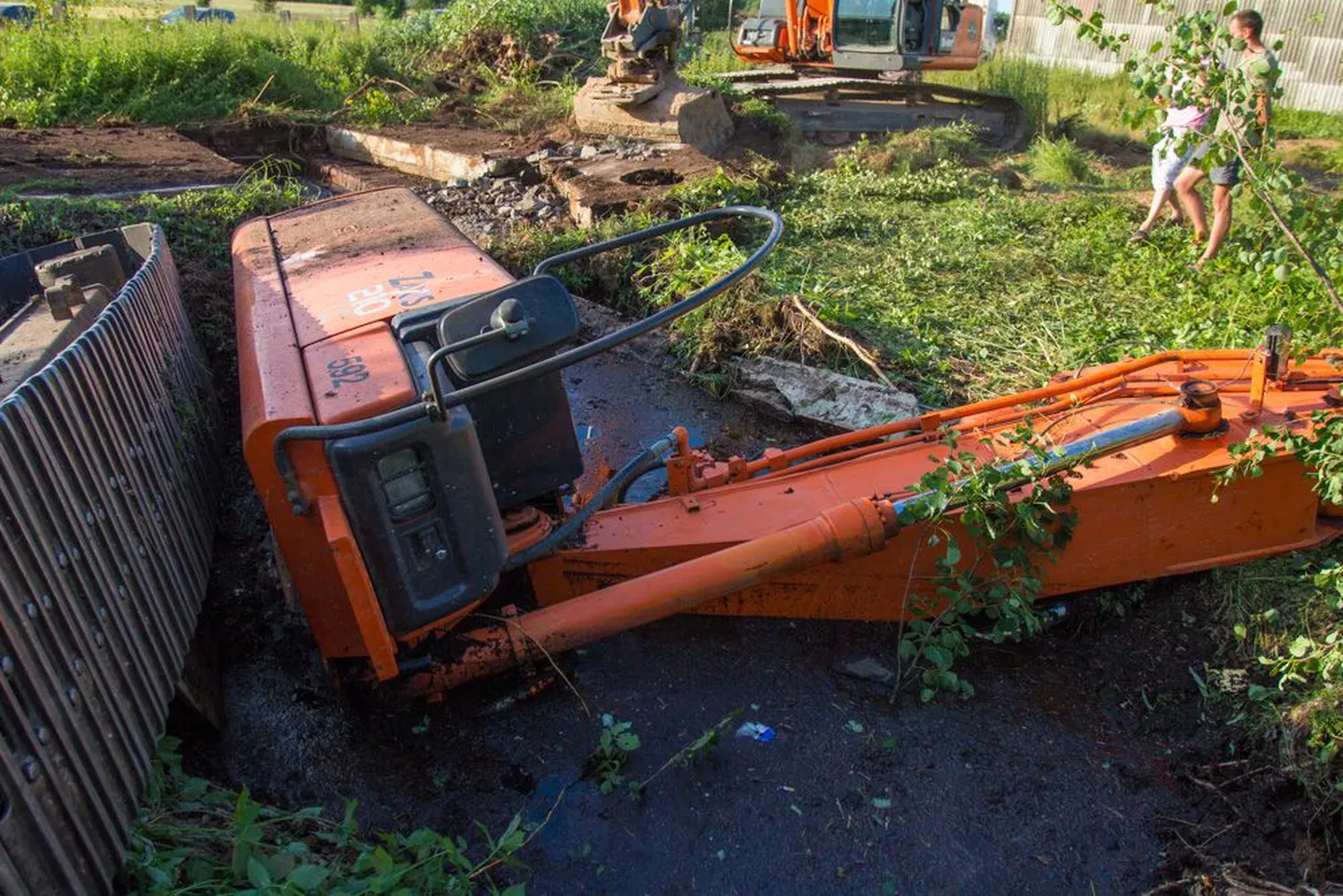 Suislepas veevõtukohta sisse vajunud traktor.