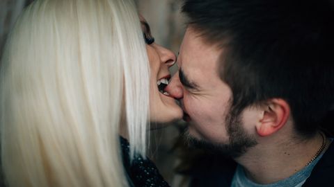 ФОТО ⟩ Модель откусила язык своему парню во время «последнего поцелуя»: он ее бросил