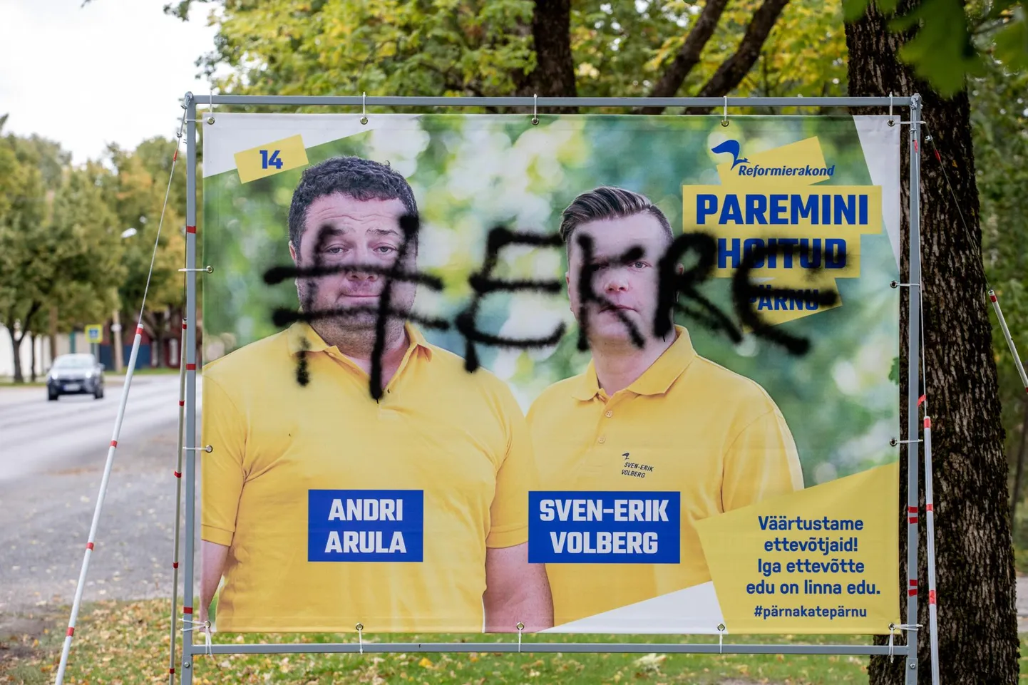 Soditud reklaamplakat oleks nii või naa täna maha võetud.