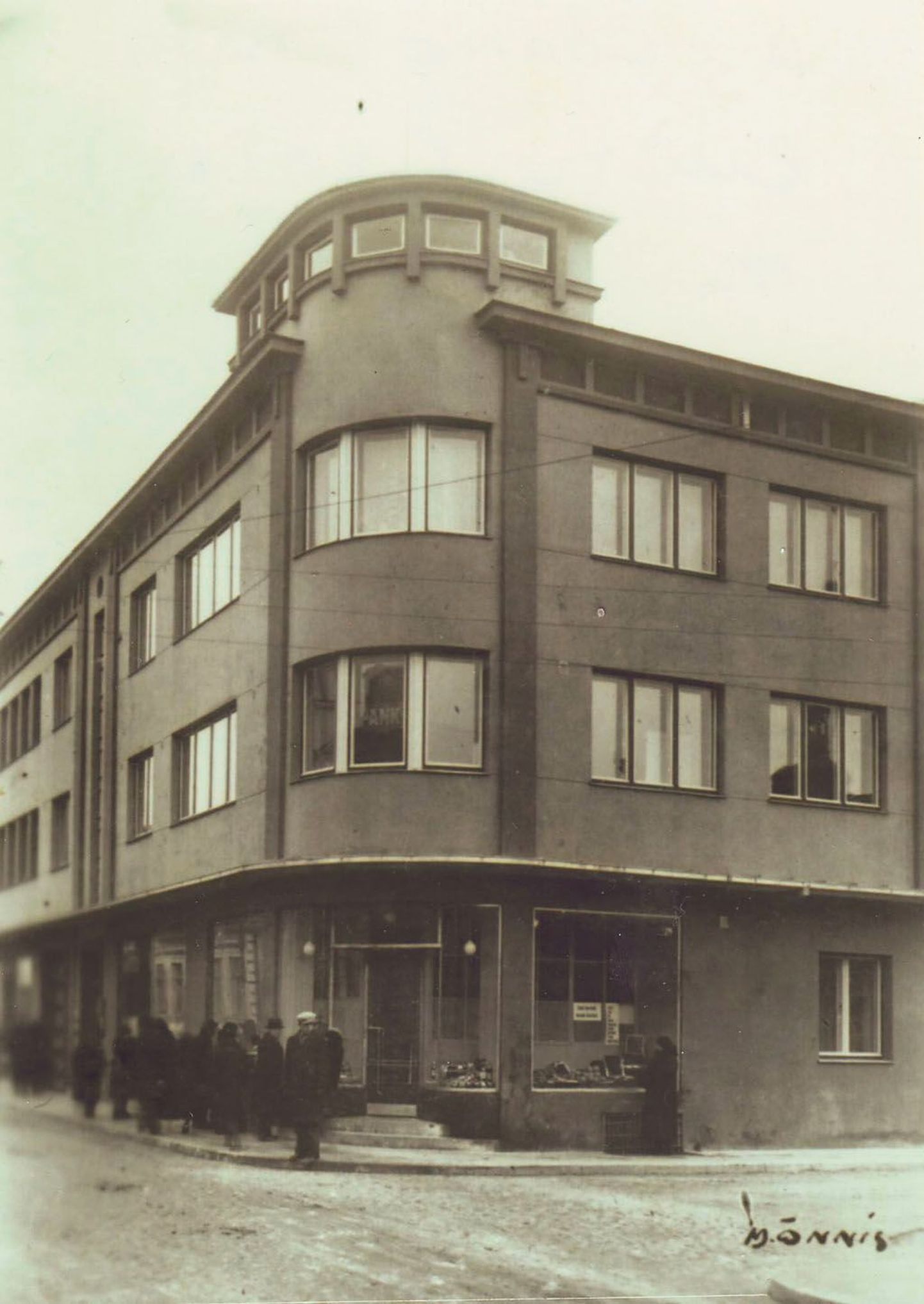1939. aastal kolis Pärnu Majaomanikkude Pank vast valiminud A. Laane majja Rüütli (Kalevi) 37, kus seda tabas juba 26. juulil 1940 natsionaliseerimisotsus.