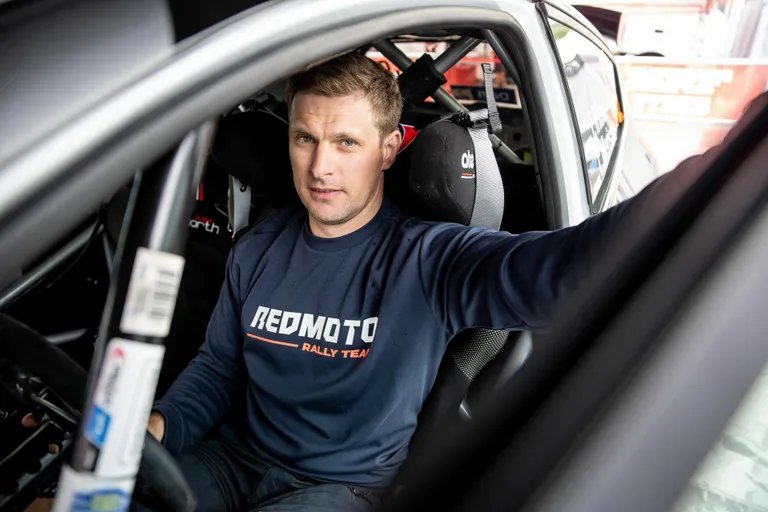 Rally Estonia tähistab Toomas Triisa karjääris alles viiendat autoralli starti. Ta tunnistab, et arenguruumi on tal veel kõvasti, kuid võitlejahingega motomees tahab rallimaailmas tegusid teha.