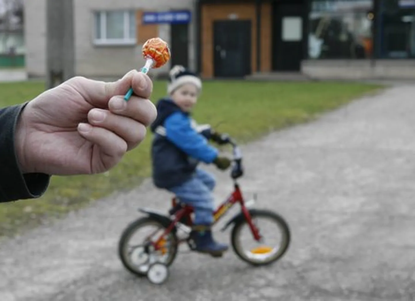 Lapsi tuleb õpetada võõraste suhtes ettevaatlik olema.