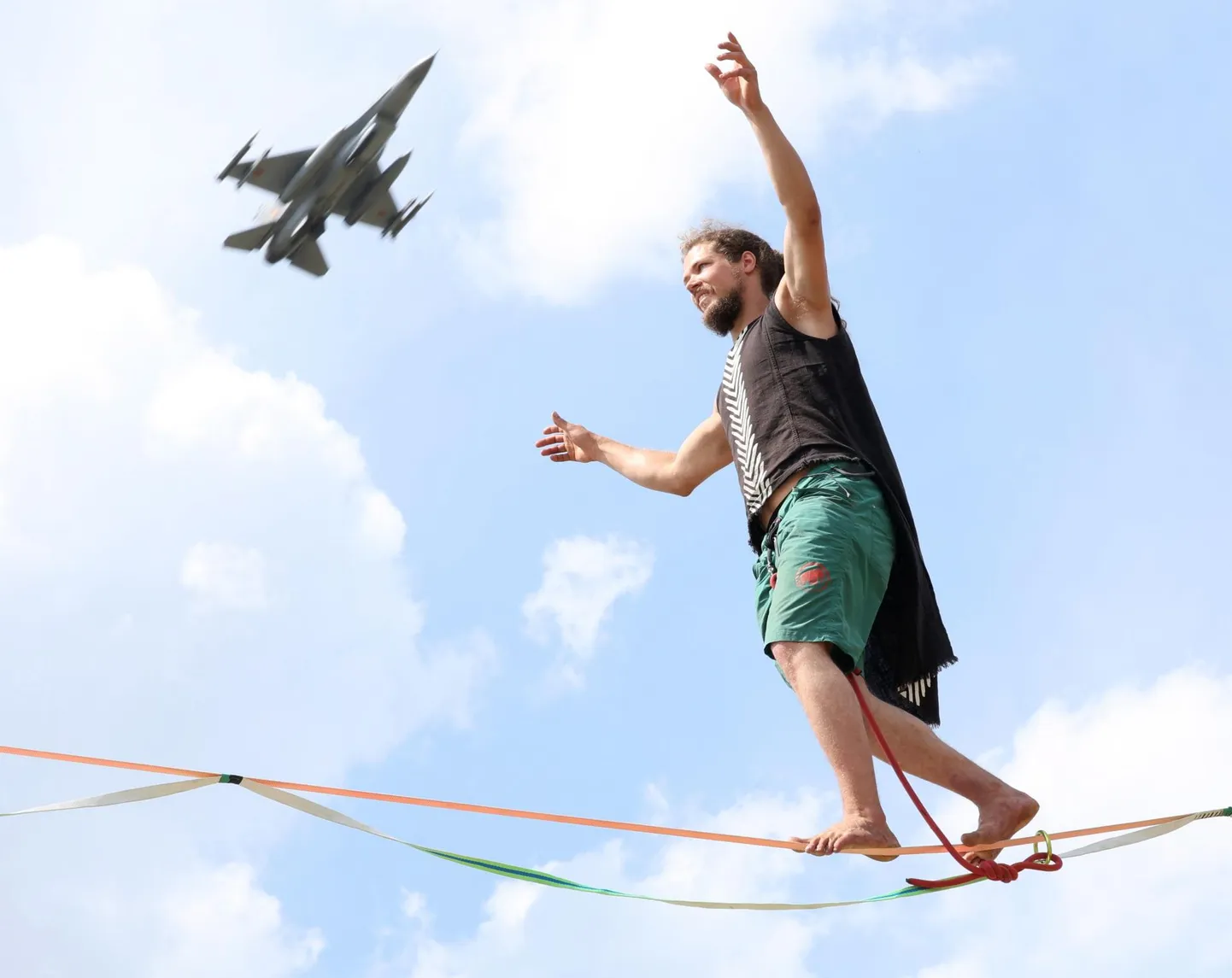 17.06.2023. Eesti lennupäevadel lennundusmuuseumis demonstreerisid samal ajal oma oskusi nii lindilkõndija Tauri Vahesaar kui ka NATO turbehävitajad F-16 Falcon.