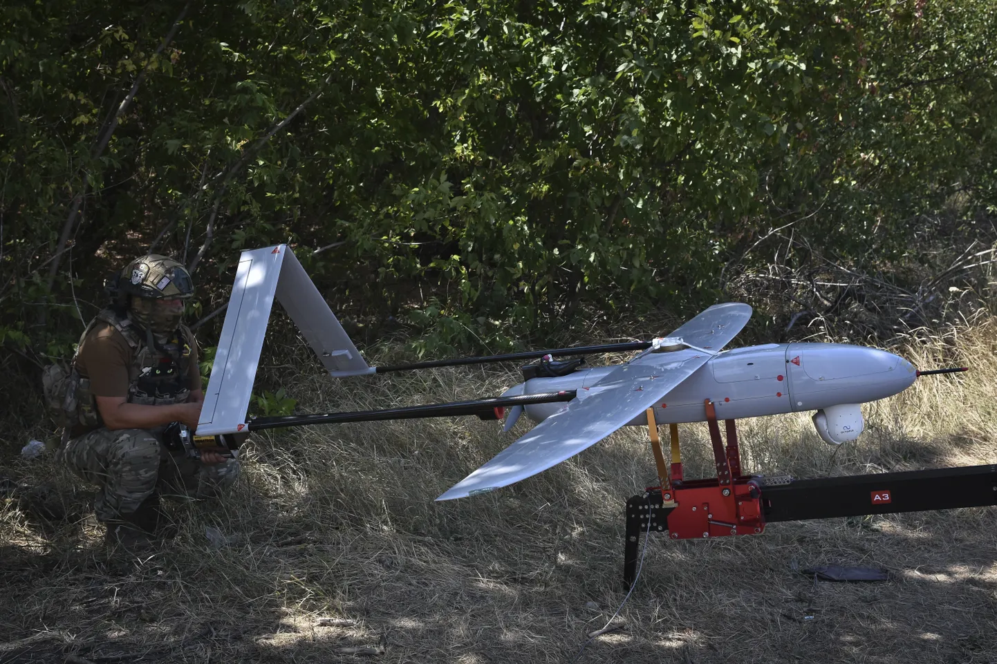 Ukrainas karavīrs sagatavo dronu Penguin , lai veiktu triecienu okupantiem