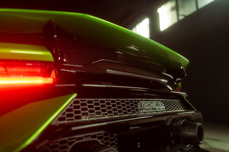 Automobili Lamborghini esitleb: Huracán Tecnica – tagaveoline, V10 jõuallikaga supersportauto ühendab disaini- ja inseritöö tippsaavutused.