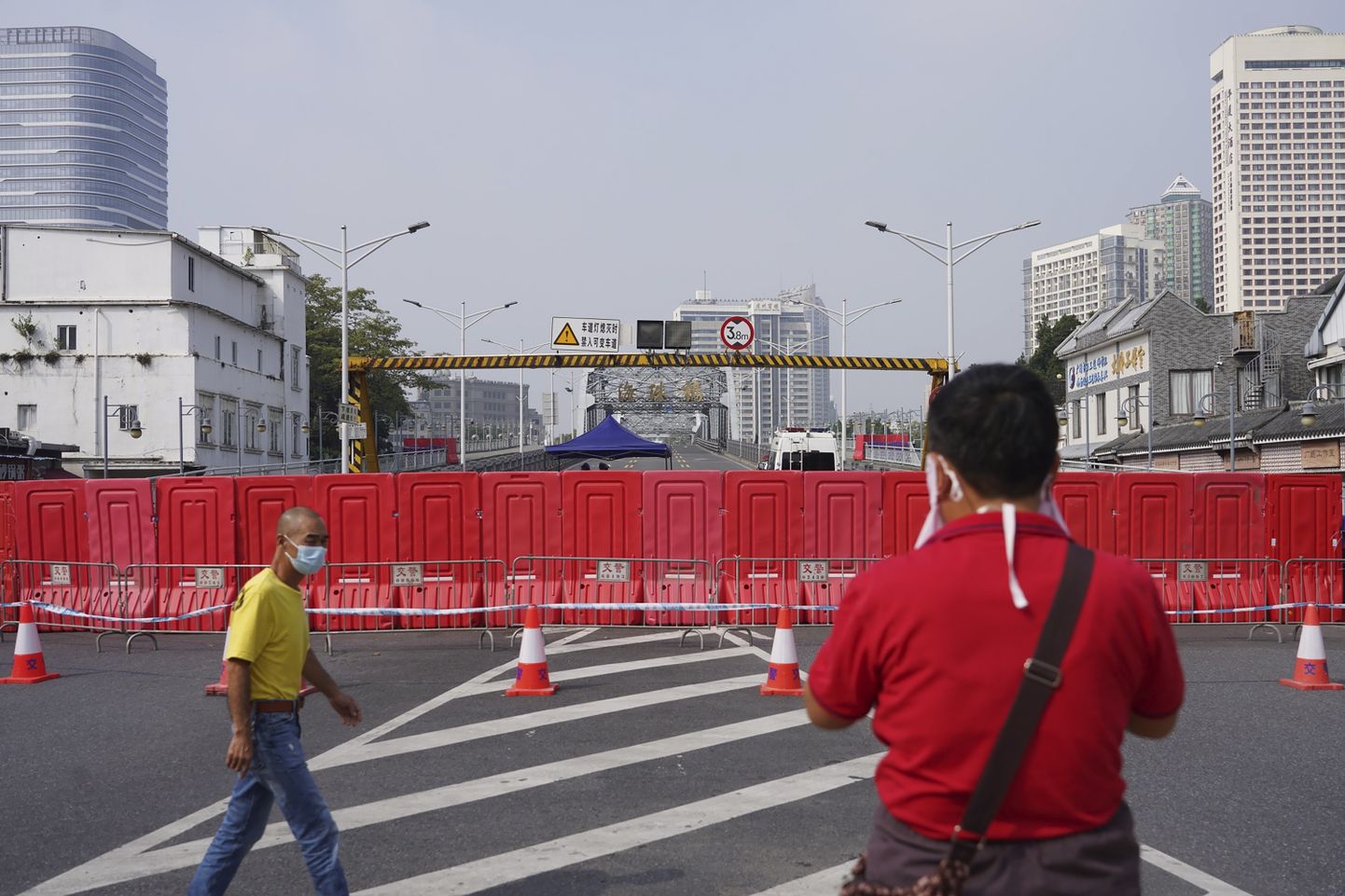 Guangzhou linna Haizhu piirkonna elanikud teetõkete juures, millega nad oma kodukanti suleti.