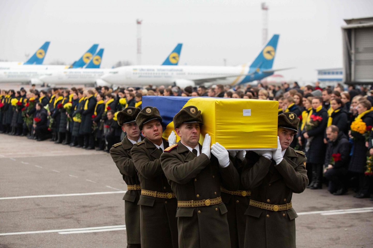 Iraani lennukatastroofi ohvrite säilmete jõudmine Kiievisse. 