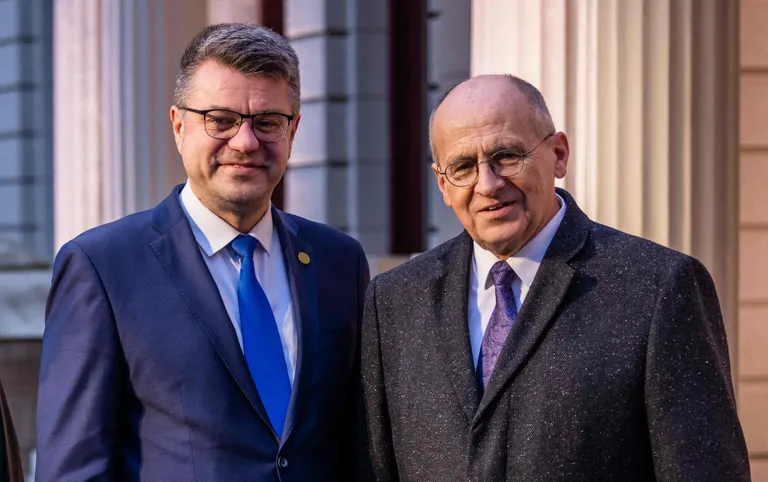 Министр иностранных дел Эстонии Урмас Рейнсалу и министр иностранных дел Польши Збигнев Рау, встреча министров иностранных дел Бухарестской девятки (B9) в Лодзь, Польша, 30 марта 2023 года.