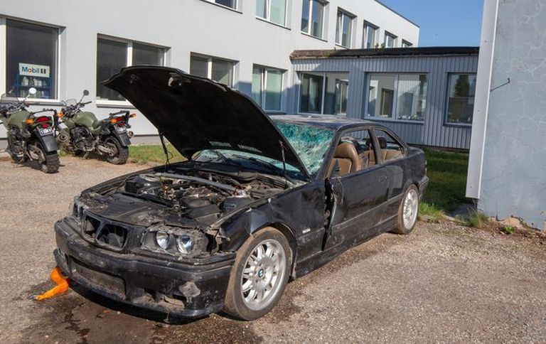31 июля прошлого года молодежная банда пыталась узнать со двора автомастерской в Тарту спортивный автомобиль. Поскольку сделать это не удалось, они разбили машину.