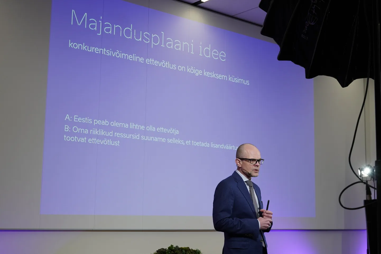Majandus- ja infotehnoloogiaminister Tiit Riisalo tutvustamas uut majandusplaani.