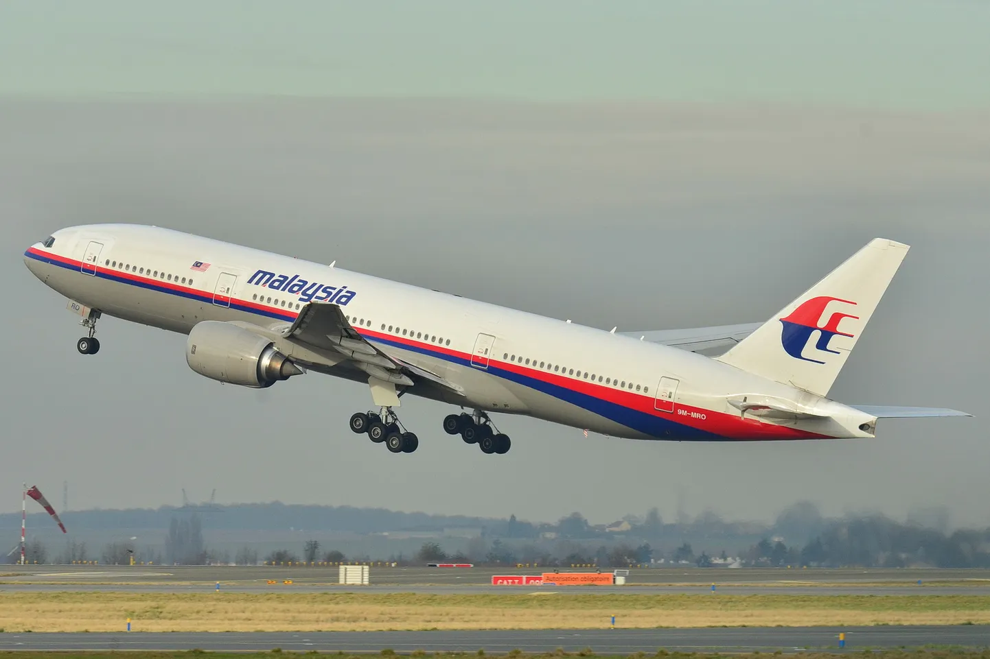 Malaysia Airlinesi lennuk Boeing 777 tõusmas 26. detsembril 2011 õhuku Roissy-Charles de Gaulle'i lennuväljalt. Sama lennuk kadus 8. märtsil 2014