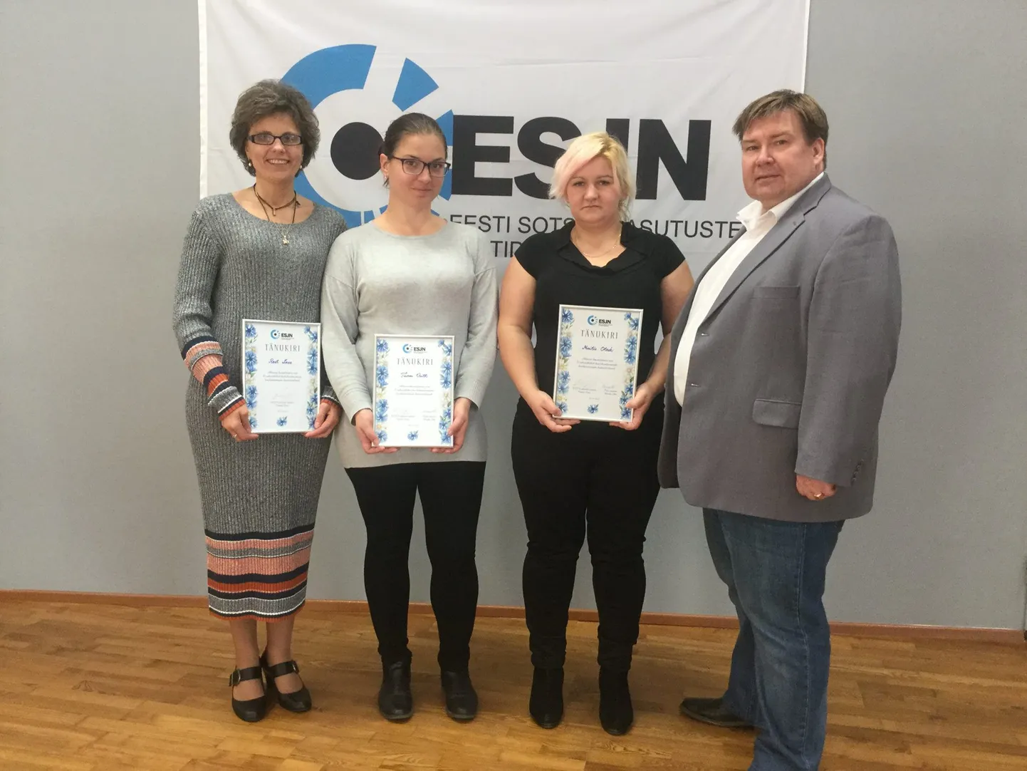 Koeru hooldajad Mailis Olesk ja Tiina Vutt (keskel) koos juht Rünno Lassi ja füsioterapeut Reet Lassiga.