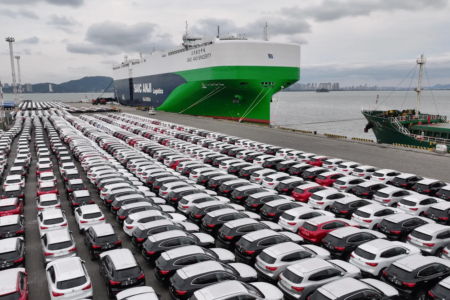 Hiinas Dongdu sadamas Xiamenis ootab uus autolaadung Euroopa poole teele saatmist. EL üritab samas kaitsetollidega tõsta siinsete autotootjate konkurentsivõimet.