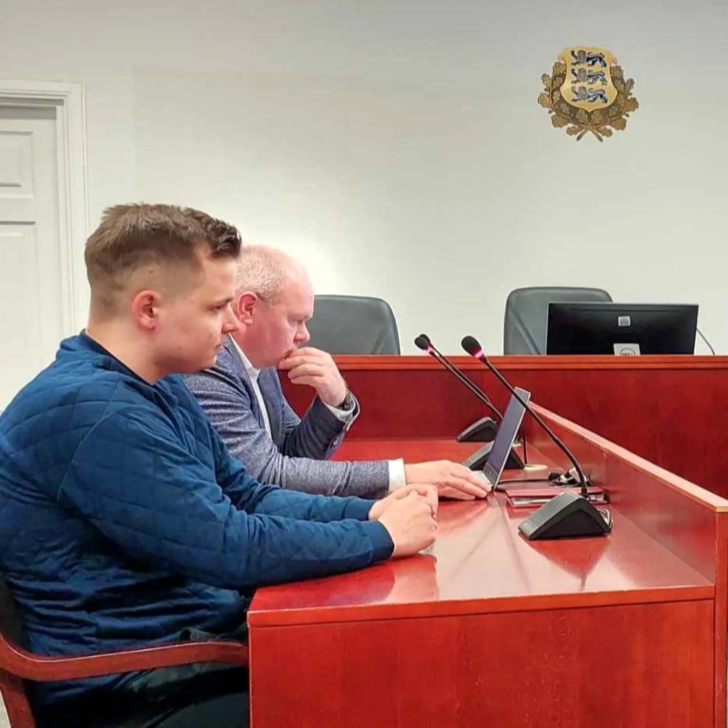 Sigmar Kubja (esiplaanil) ja tema advokaat Robert Sprengk Tartu maakohtus.