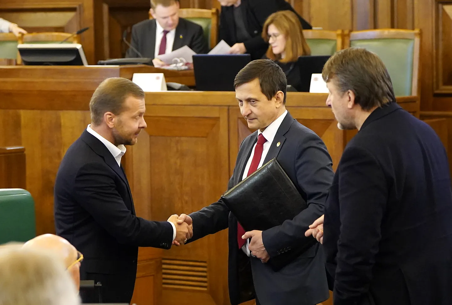 Arhīva foto: Saeimas deputāts Aleksejs Rosļikovs (no kreisās), Saeimas sekretārs Armands Krauze un Saeimas deputāts Ainārs Šlesers Saeimas sēdes laikā.