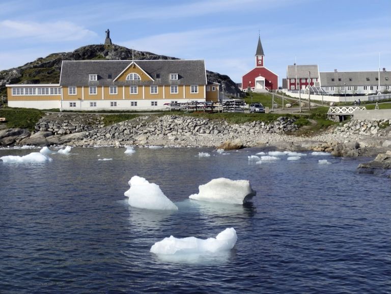 Gröönimaa pealinn Nuuk, kus jaanuaris on keskmine temperatuur -7 ja juulis +7