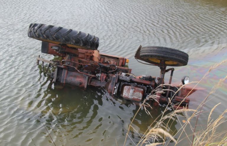 Traktorit juhtinud mees avastati uppununa kabiinist.