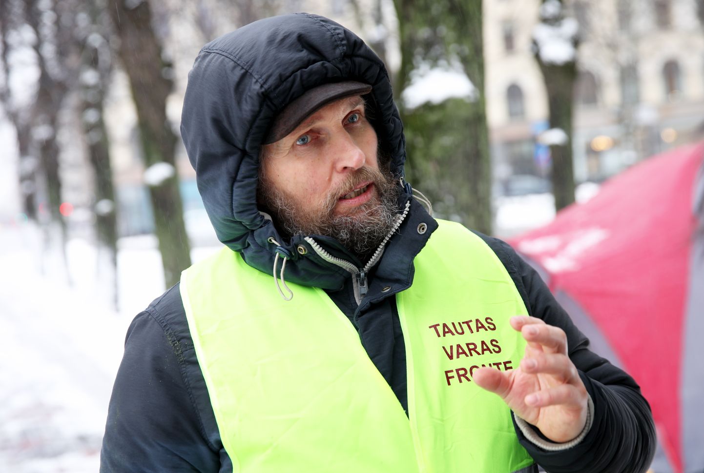 Latvijas Republikas pilsonis Ainārs Kadišs pie Ministru Kabineta ēkas uzsācis nepārtrauktu badastreiku.