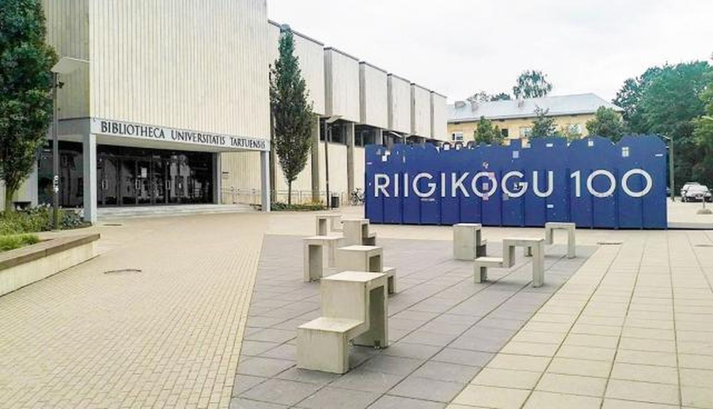 Riigikogu aseesimees Helir-Valdor Seeder avab homme kell 14 Tartu ülikooli raamatukogu ees rändnäituse «Riigikogu 100».