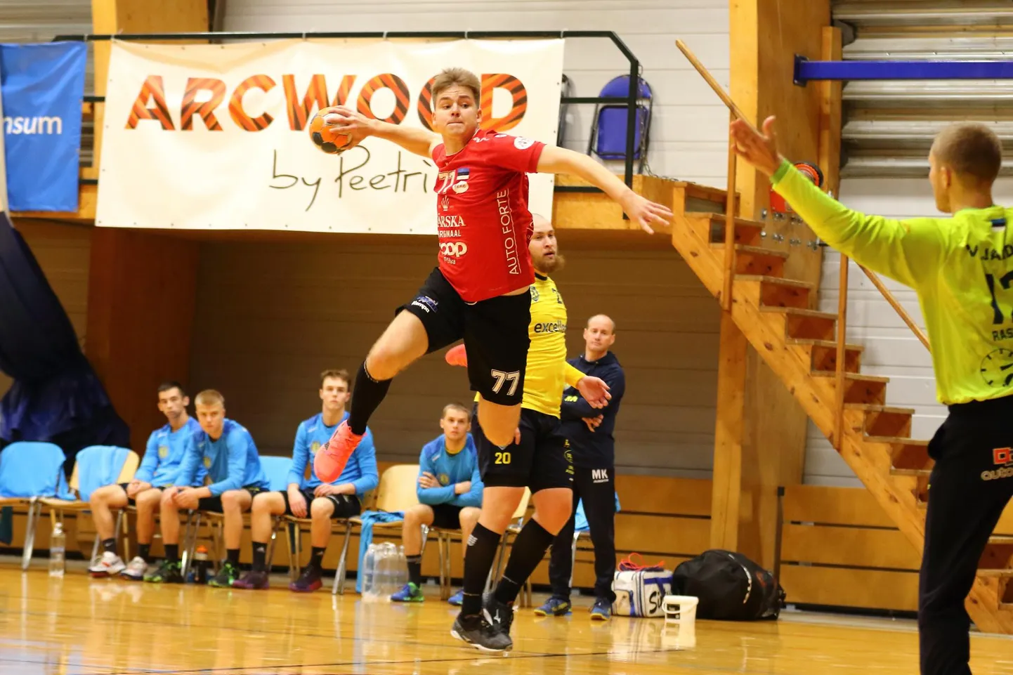 Alfred Timmo (viskel) veel Serviti ridades mängimas.
