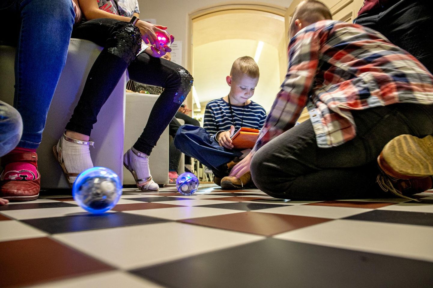 Juurikaru põhikooli riiulitele lisandub kaks Sphero robotit, mida maakonna õpilased said proovida hiljuti Pärnu Vanalinna põhikoolis robootikapäeval.