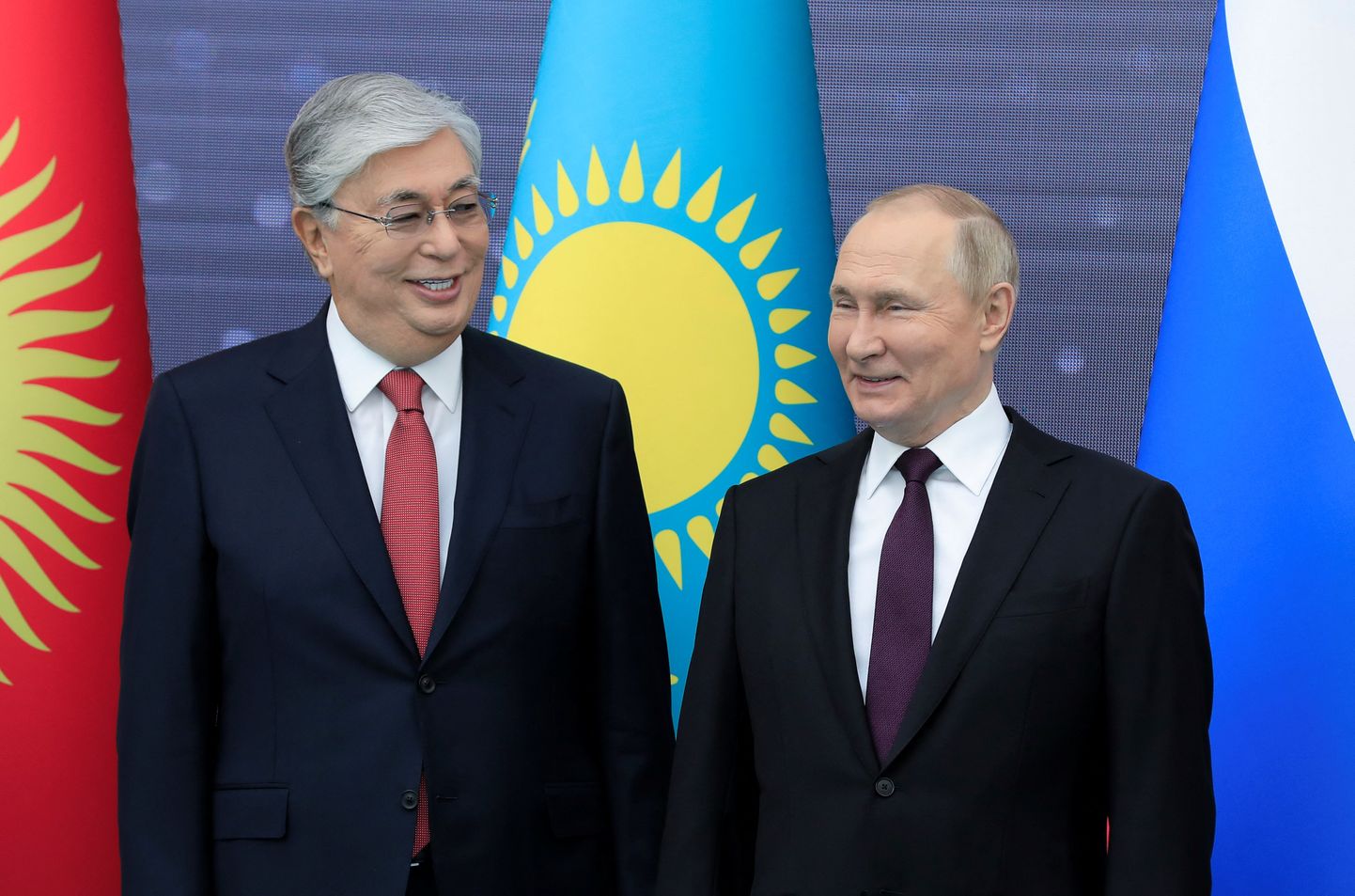 Президент Казахстана Касым-Жомарт Токаев и президент России Владимир Путин радуются друг другу в Астане, 14 октября 2022 года.