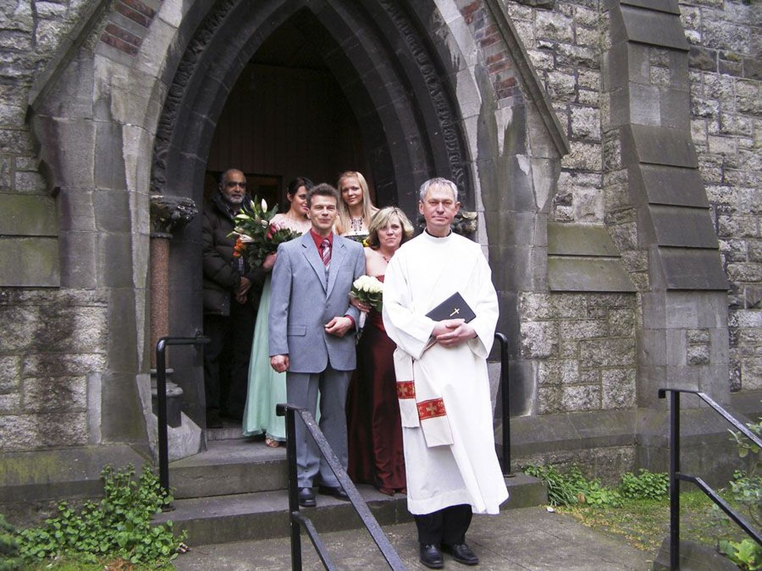 19. aprillil leidis Dublinis aset pidulik sündmus: esimest korda õnnistas diakon Kalmer Kesküla eestlaste abielu. Eestis juba abielutunnistuse saanud saarlased Raul Sagor ja Silva Kraag sõitsid ise Iirimaale pulmakülaliste juurde.