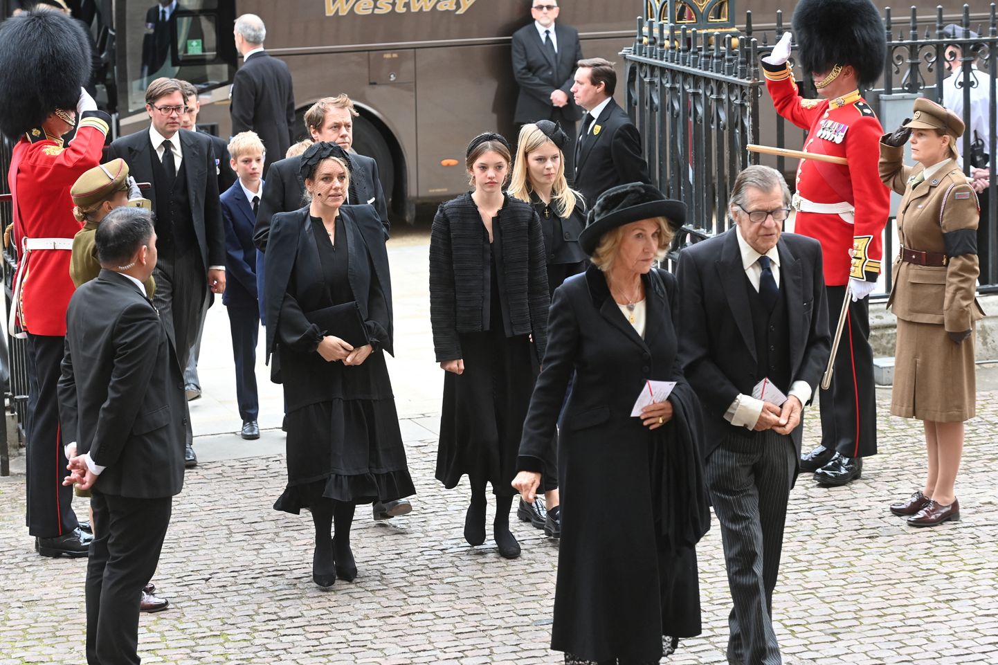 Prints Williami ja Harry kasuõde Laura Lopes (vasakult esimene) kuninganna matustel, tema taga kõnnib tema vend Tom Parker Bowles.