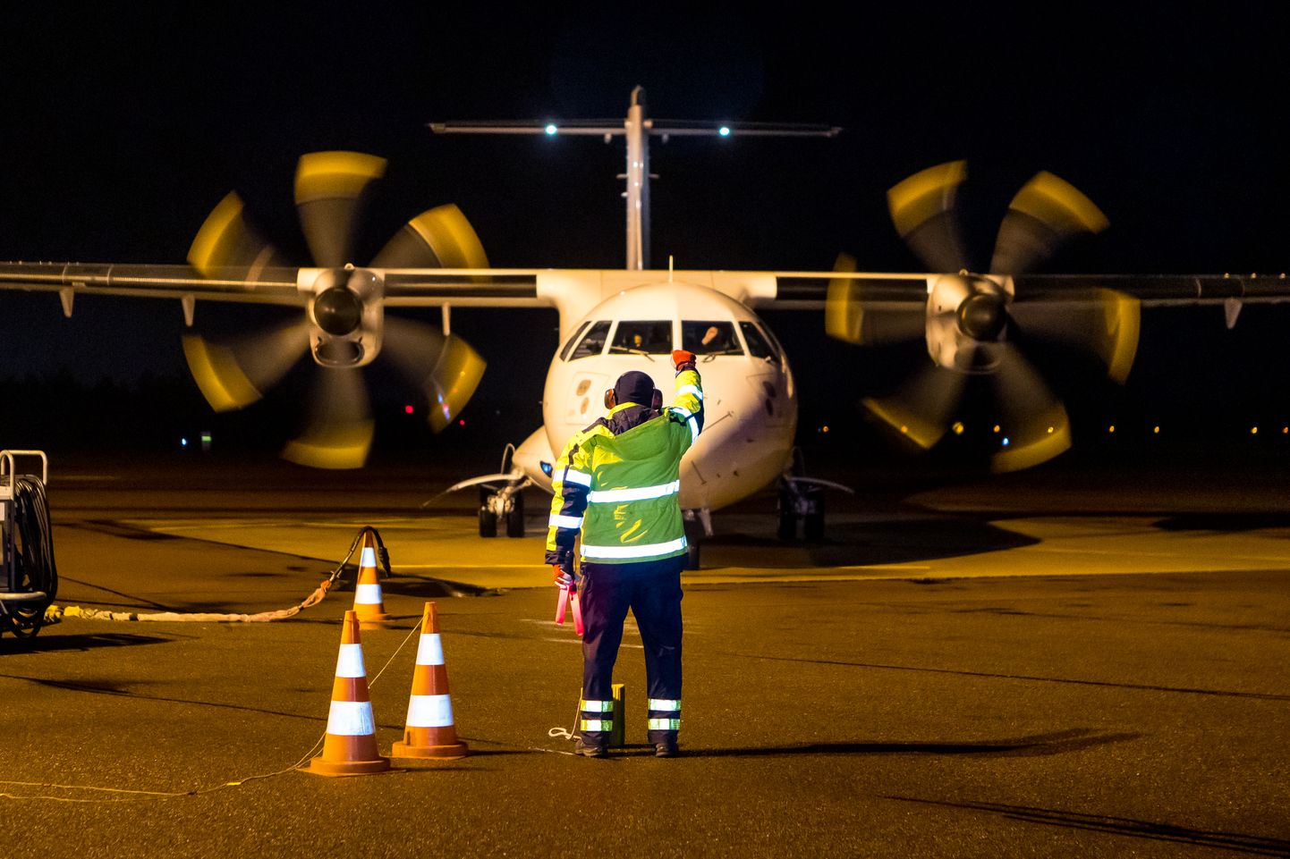 TERE TULEMAST: 48-kohaline turbopropellermootoriga ATR 42-500 teeb nädalas Saaremaale 12 reisi.