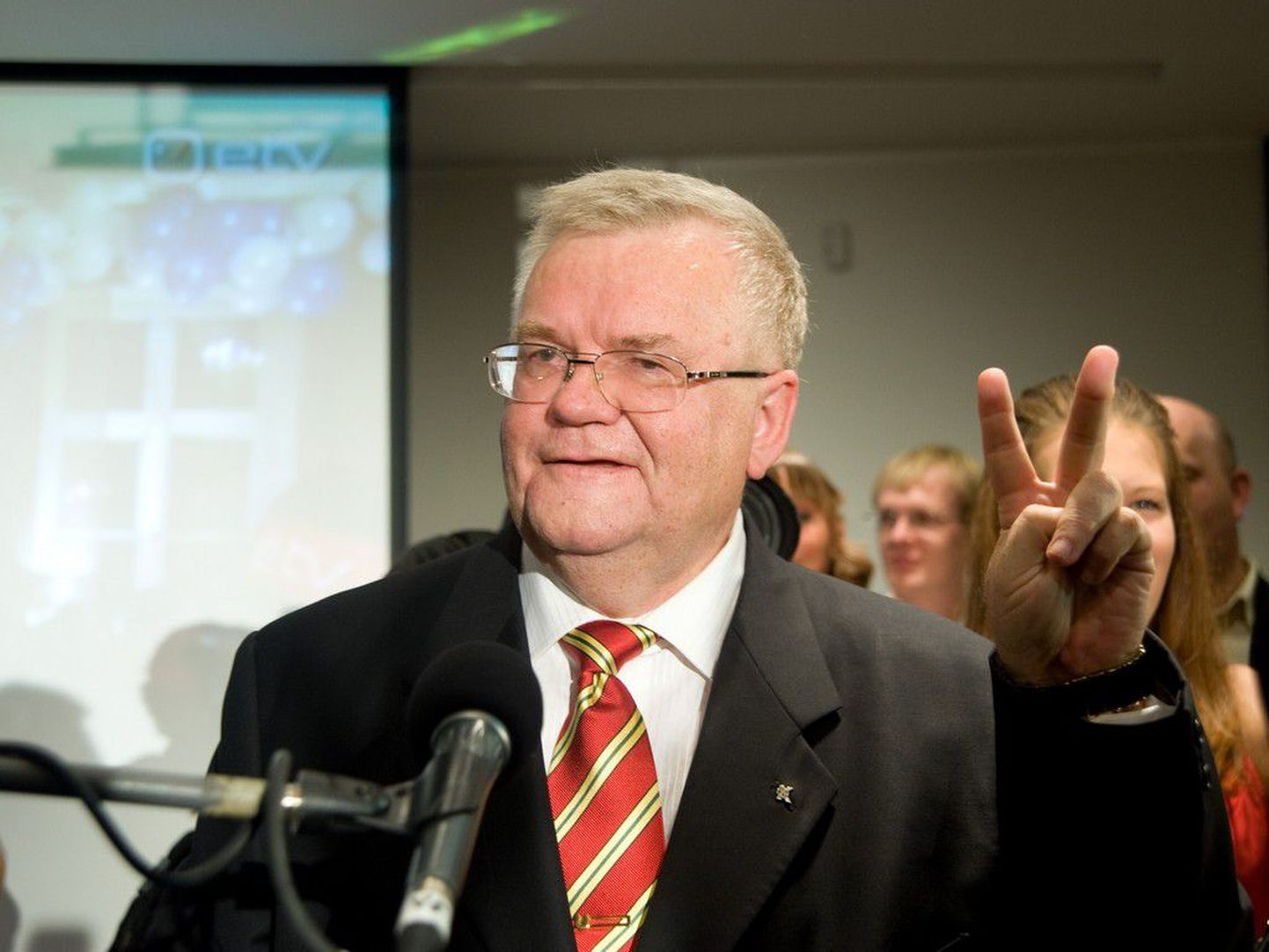 Edgar Savisaar tähistamas valimisvõitu Tallinnas.