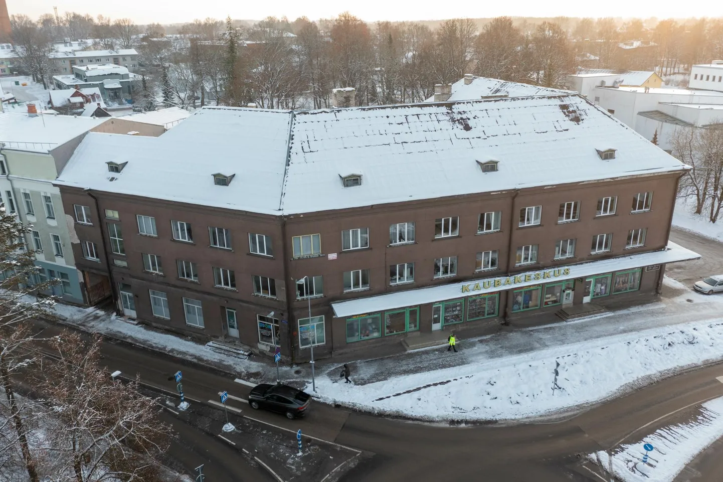 Valga linnas Vabaduse tänavas asuv ärihoone ja elumaja. Majas on hulk äripindu. Lõviosa kinnistust on müügis 299 000 euroga.