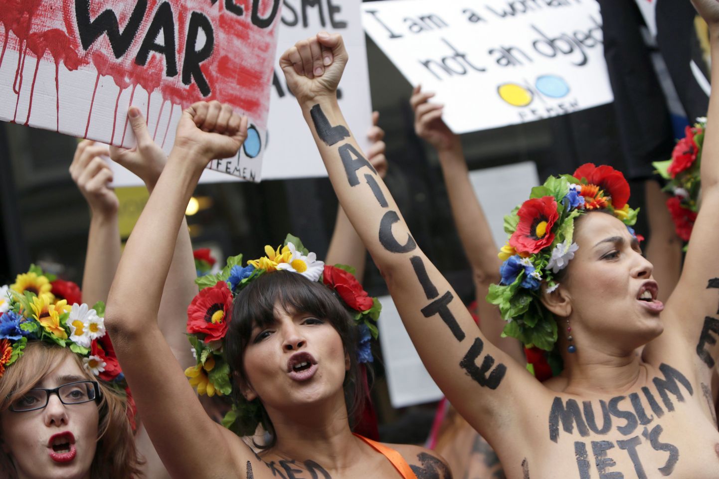 Акция Femen в Париже.