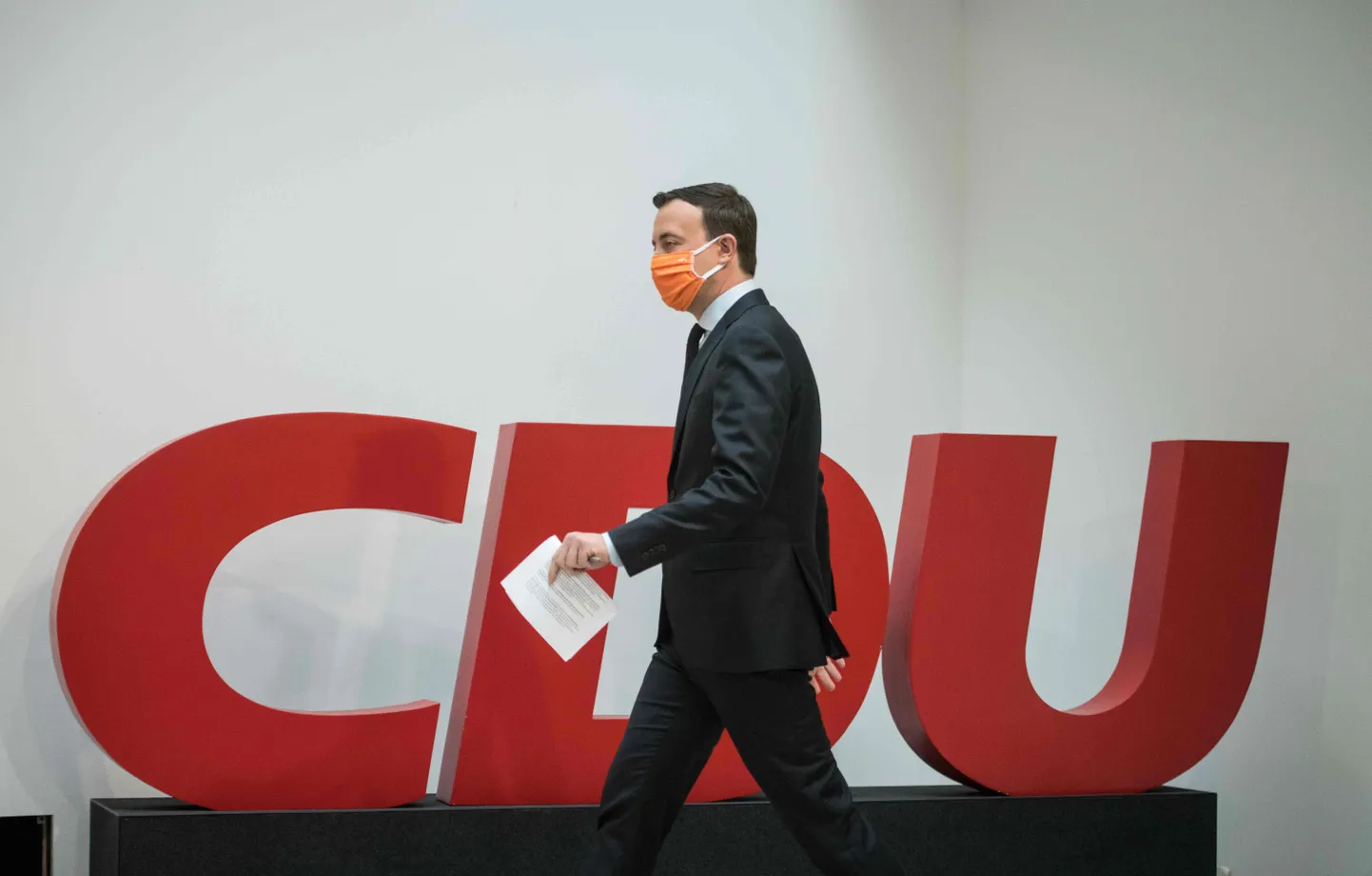 Saksamaa konservatiivse Kristlik-Demokraatliku Liidu (CDU) peasekretär Paul Ziemiak suundumas pressikonverentsile.