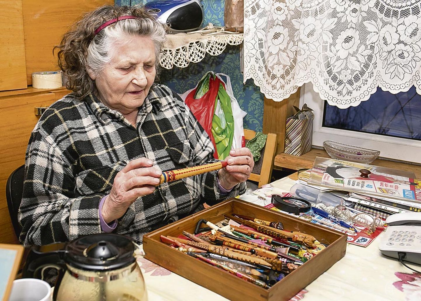 “Terve reisikaart on olemas ja igal pastakal on oma lugu,” näitab Urva talu perenaine Leida Puström oma pastapliiatsite kogu.