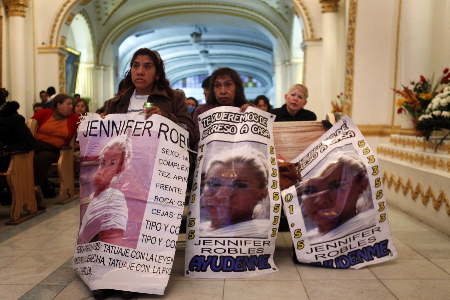«Me tahame sind tagasi koju. Jennifer Robles, aita mind,» ütleb kiri plakatil ühe röövitud ja massihauda tapetud noore naise lähedaste käes.