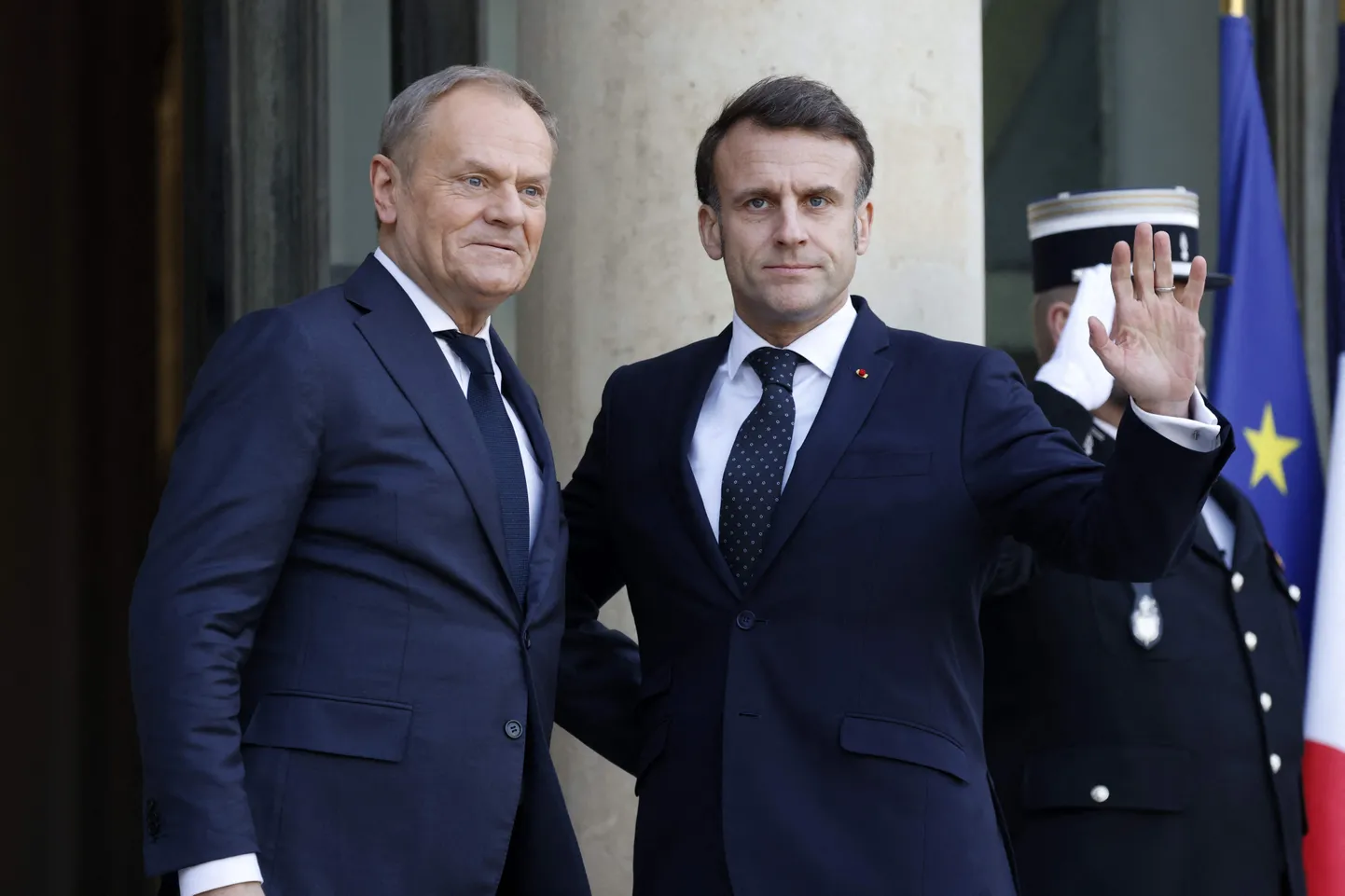 Pariisis erakorralist arutelu Ukraina teemal võõrustanud Prantsuse president Emmanuel Macron tervitab sel fotol Poola peaministrit Donald Tuski.