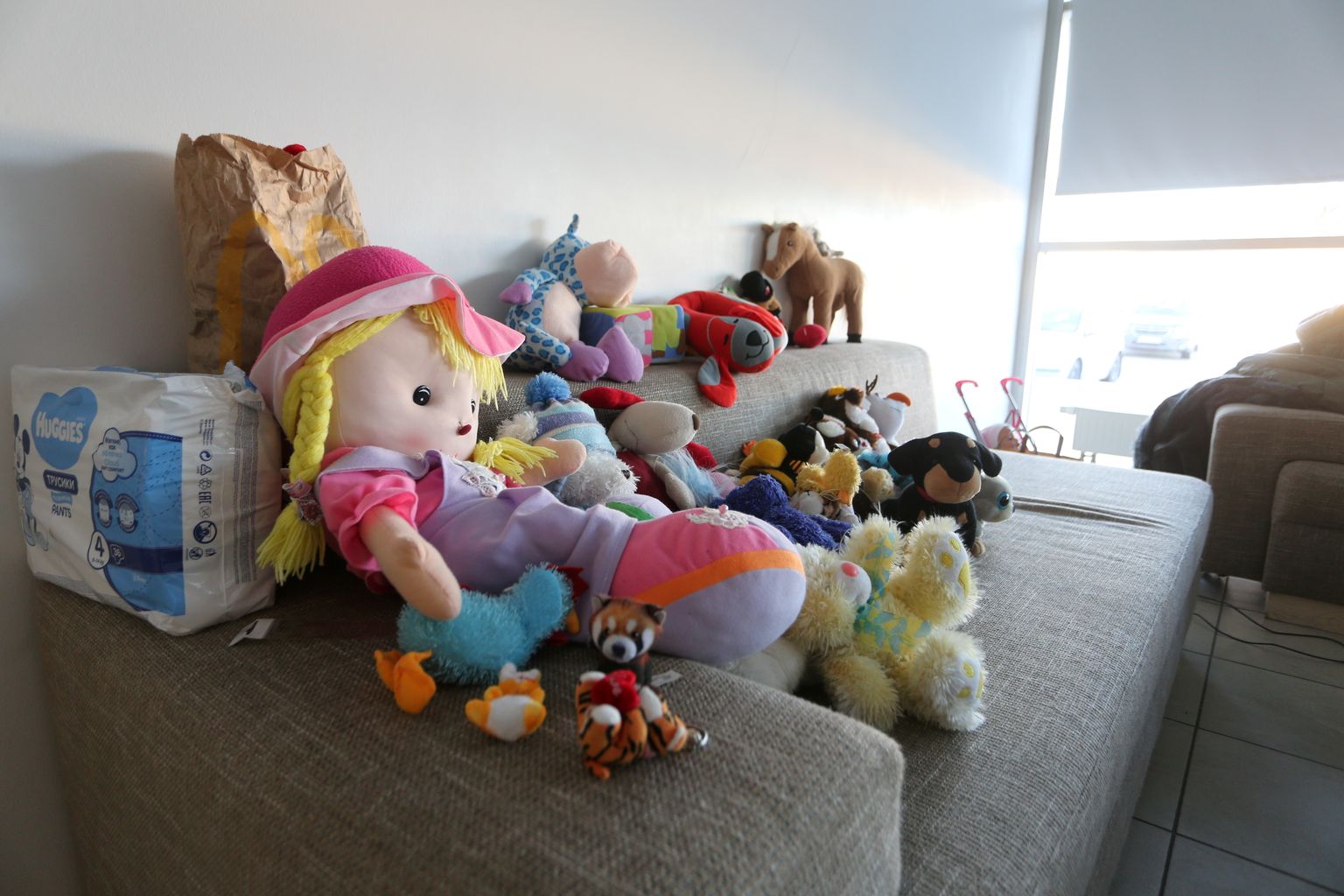 Sellised mänguasjad ootasid sõjapõgenike lastele jagamist Raadimõisa hotellis neljapäeva õhtul.