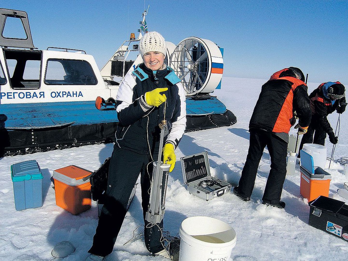 Eesti Maaülikooli doktorant Olga Buhvestova võttis ekspeditsioonil veeproove, taamal tegutsesid Eesti Keskkonnauuringute Keskuse tehnikud Jüri Tenno ja Aivar Roomet.