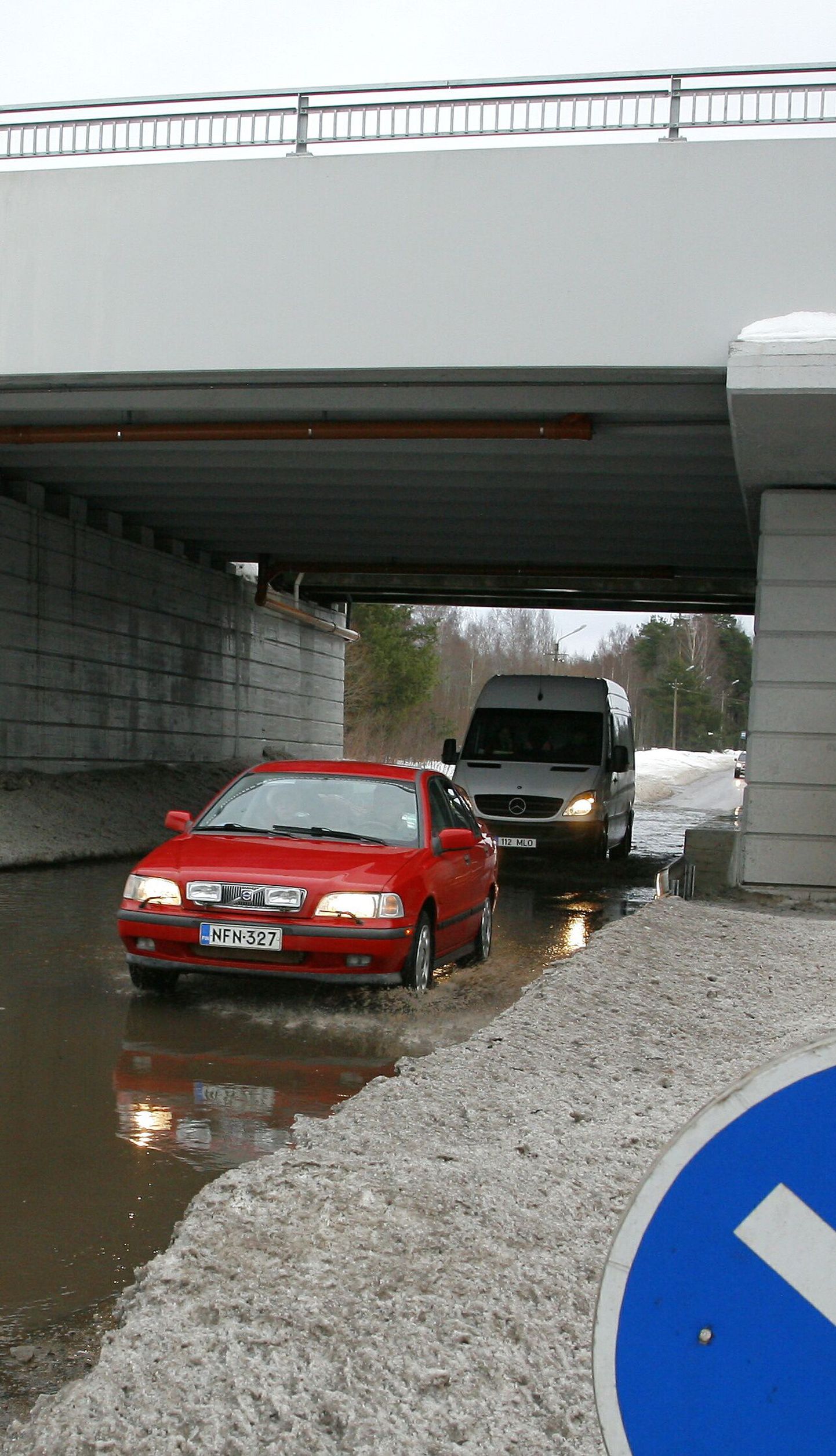 Lumesulamisest tekkinud vesi Pärnus Papiniidu silla all sõiduteel.