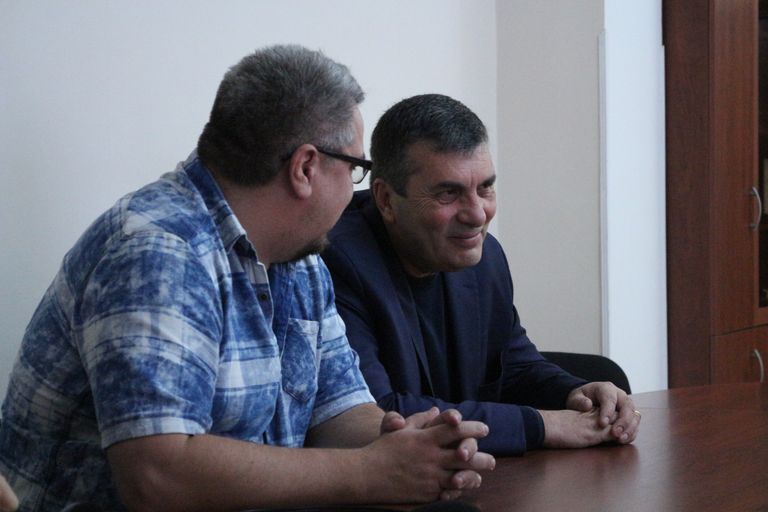 Мэр Спитака Гагик Саакян (справа).