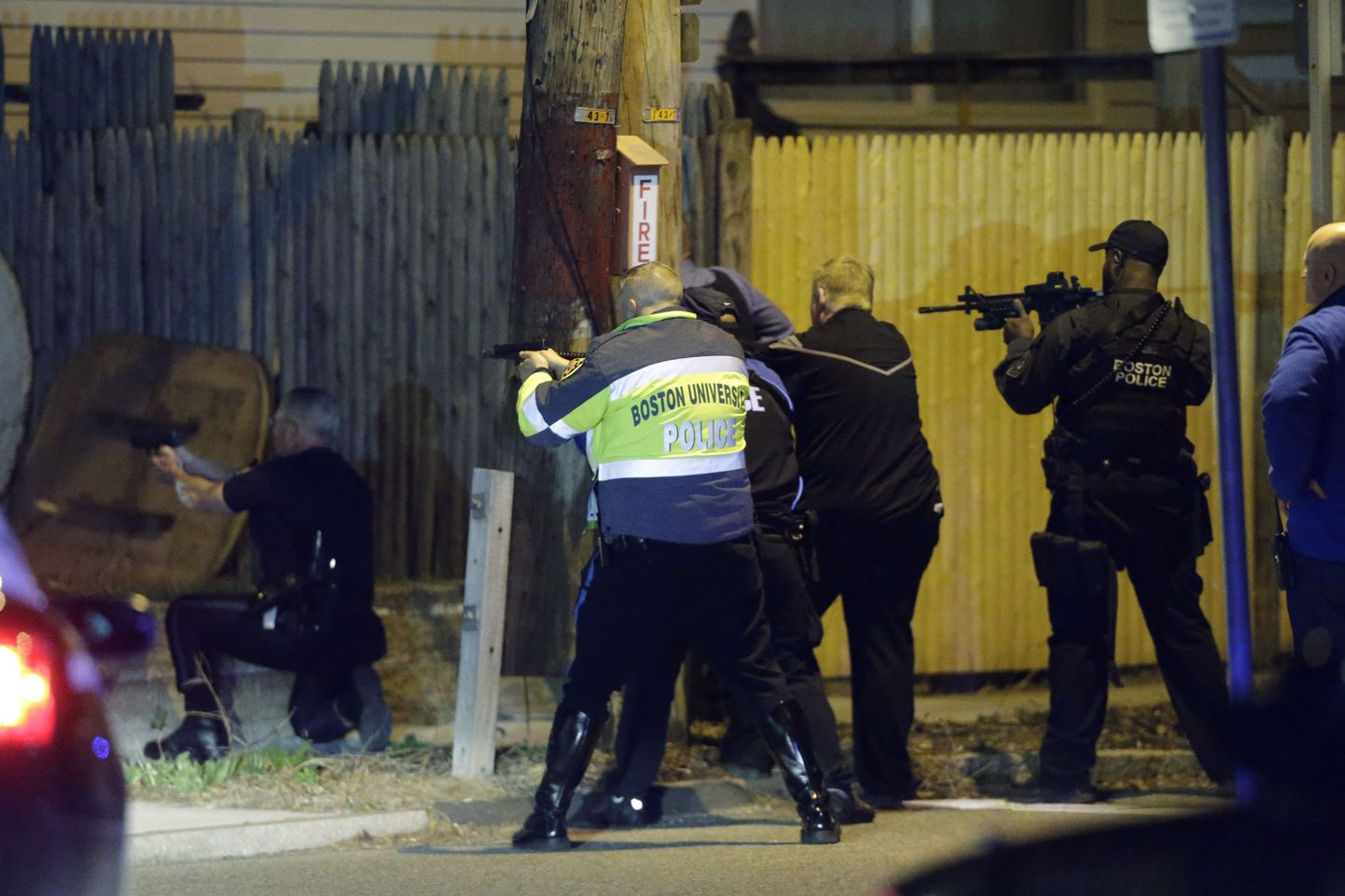 Politseinikud Watertownis aset leidnud suuroperatsioonis.