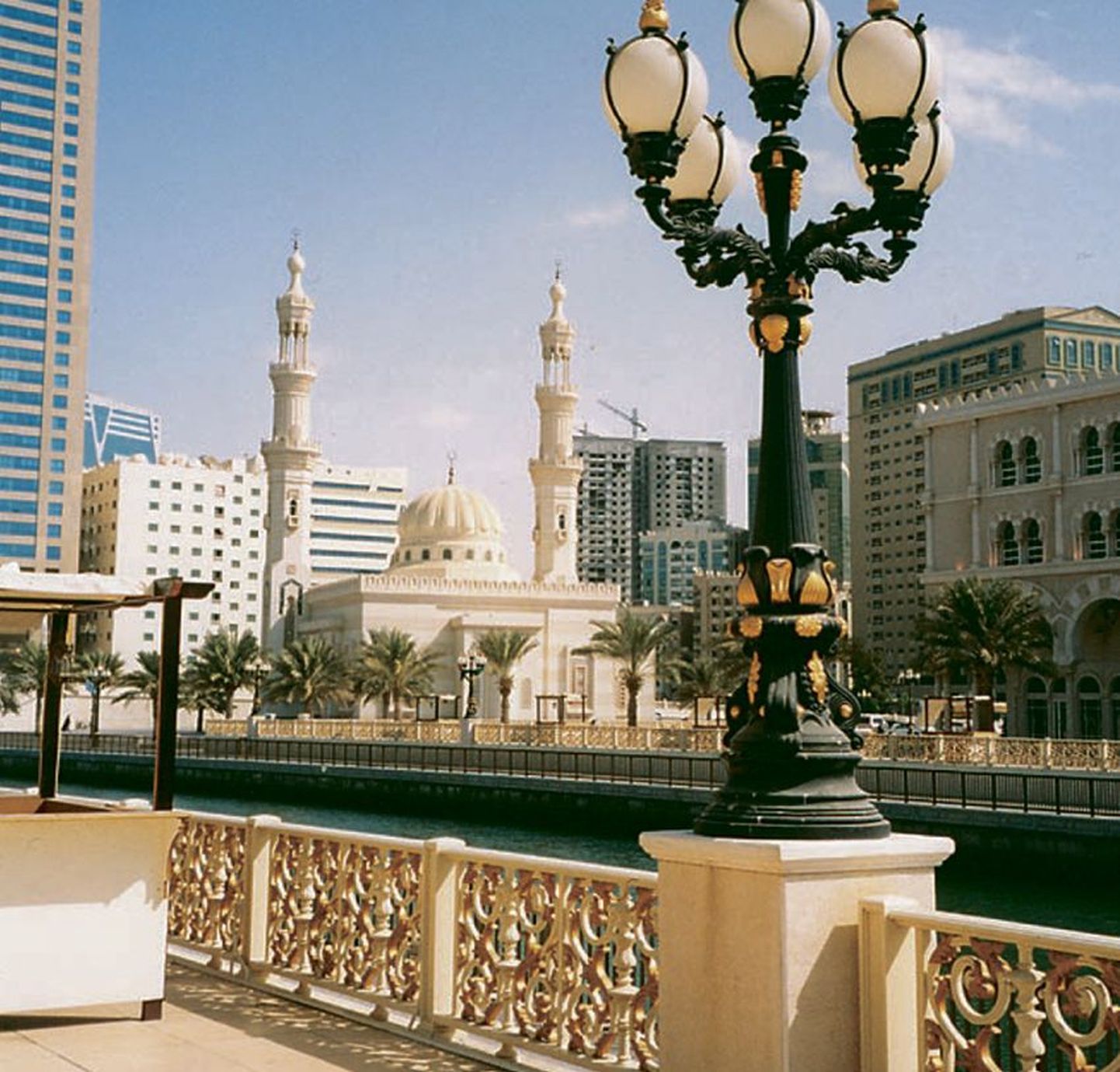 Al Qasba kanali kaldapealselt vaatab vastu Sharjah’ emiraadi rikkus. Sealsamas kerkivad kõrghooned.