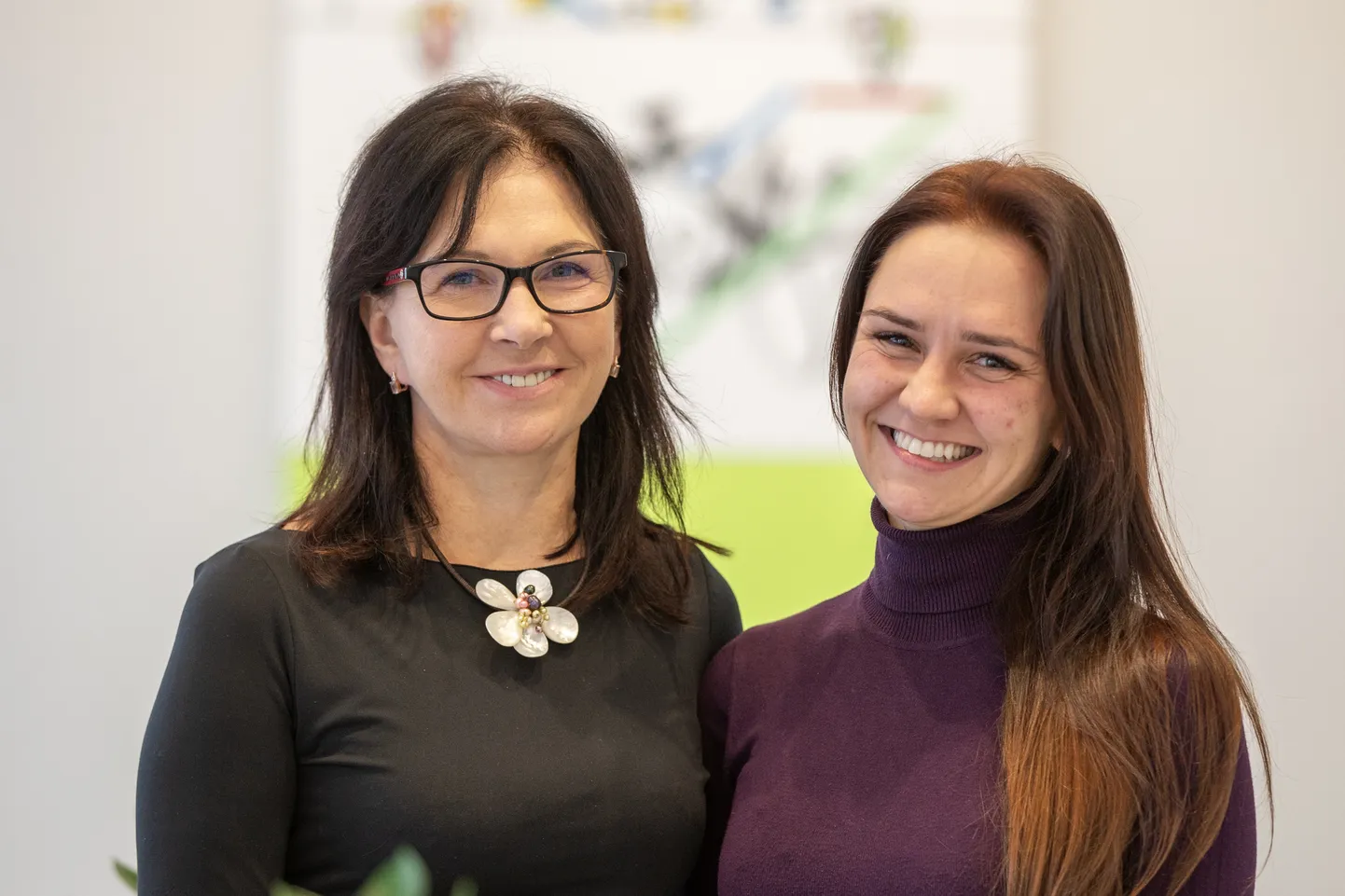 NAISED HOOLITSEVAD ILU EEST: Tiiu Sepp ja Merle Harjo haigla peahoone vestibüülis, kus leidub nüüdiskunsti, aga kus toodi sel kevadel renoveerimistöödega kipsi alt välja ka ilusad sambad ja laekarniisid. "Rahvusarhiivi filmikaadrid ja vanad pildid aitasid meil maja vestibüüli korda teha. Varem me ei teadnud, et sambad, mis stalinistliku arhitektuuri pärlina on maja ees, kaunistavad tegelikult ka peasissepääsu ja trepihalli seestpoolt. Nagu ka karniisid olid siiani kipsi all peidus," ütleb Merle Harjo.