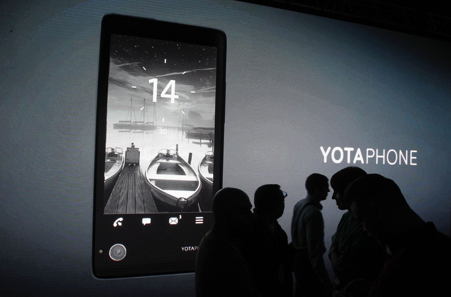 Официальный выход YotaPhone второго поколения ожидается в декабре 2014 года.