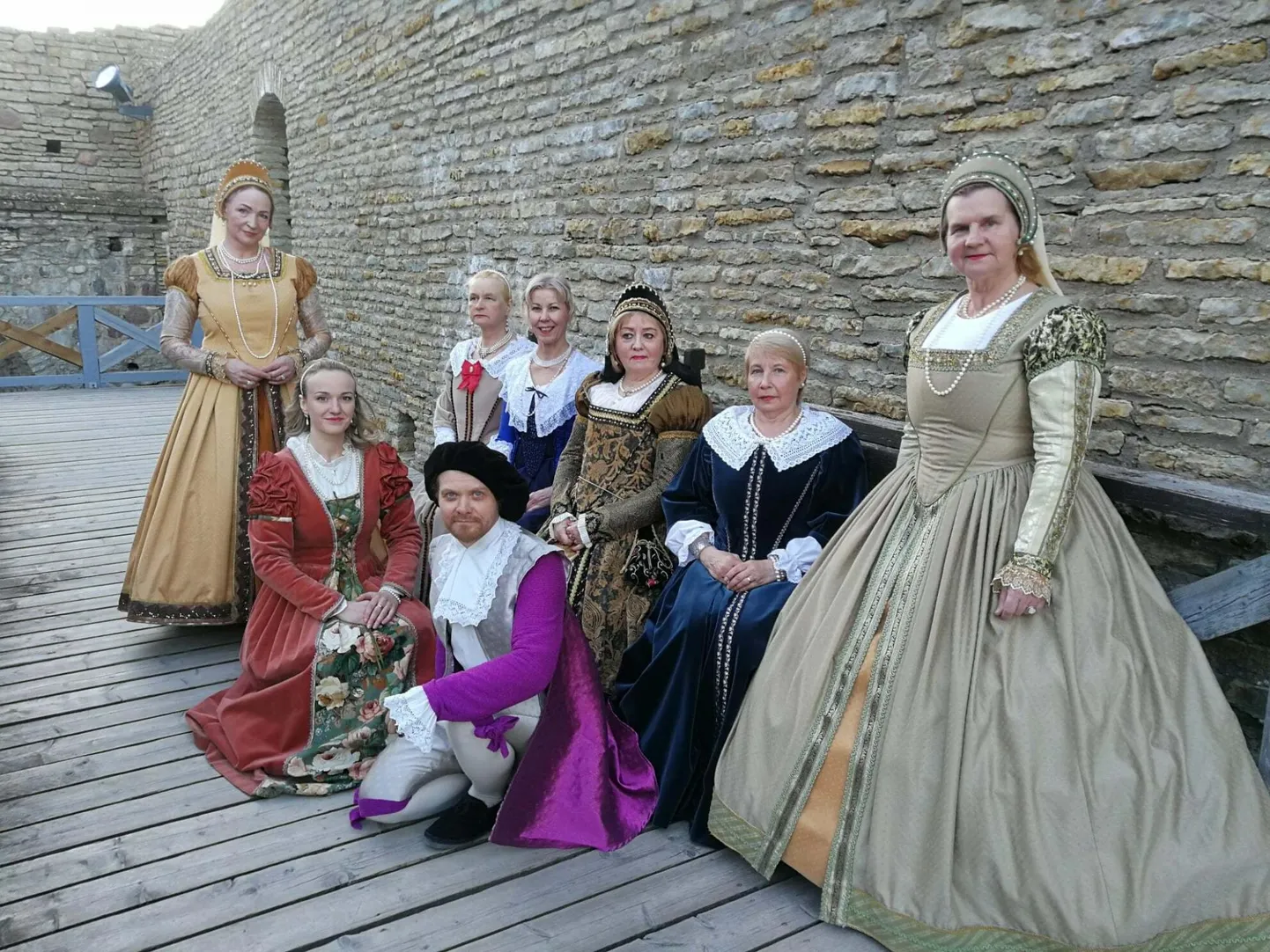 Renessansiaja tantse tutvustab Rakvere tantsuansambel Fioretto.