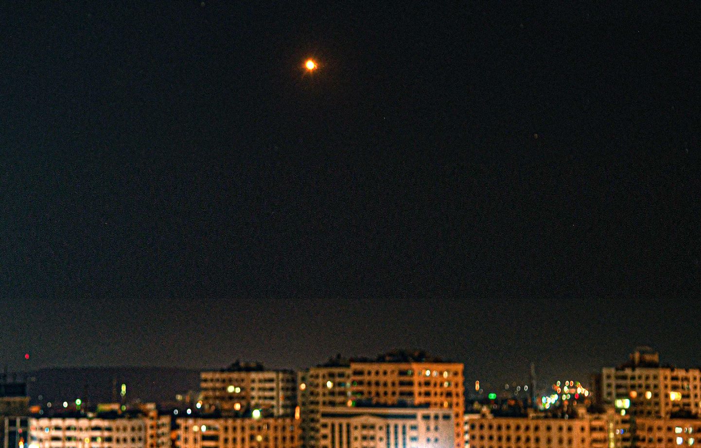 Damaskuse öötaevas märtsikuise Iisraeli rünnaku ajal.