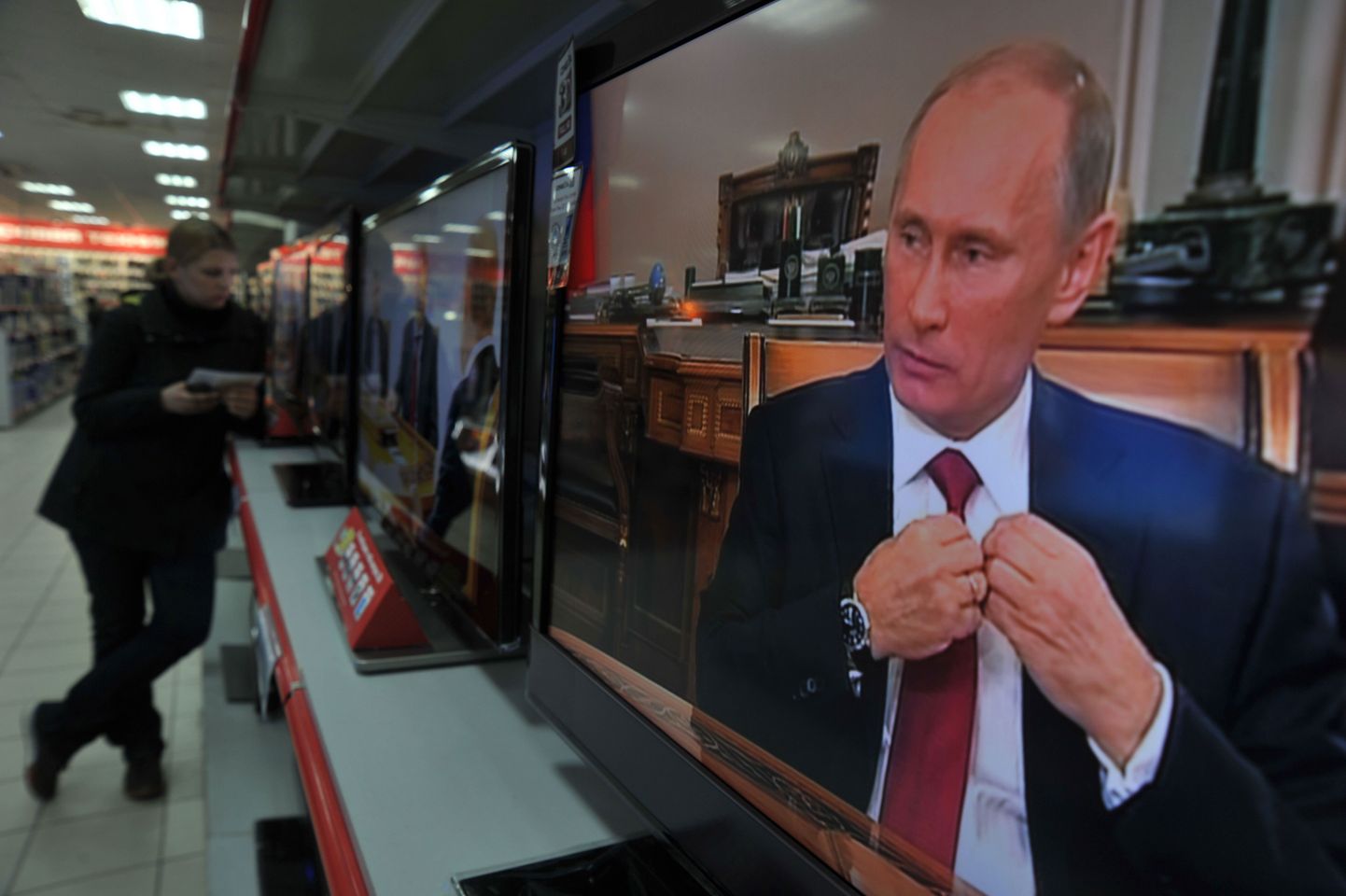 Vladimir Putini intervjuus võis kuulata-vaadata kaupluses olevatest teleritest.
